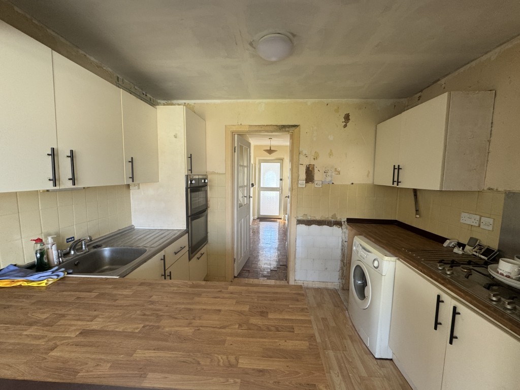 Lot: 44 - SEMI-DETACHED HOUSE FOR IMPROVEMENT - Kitchen